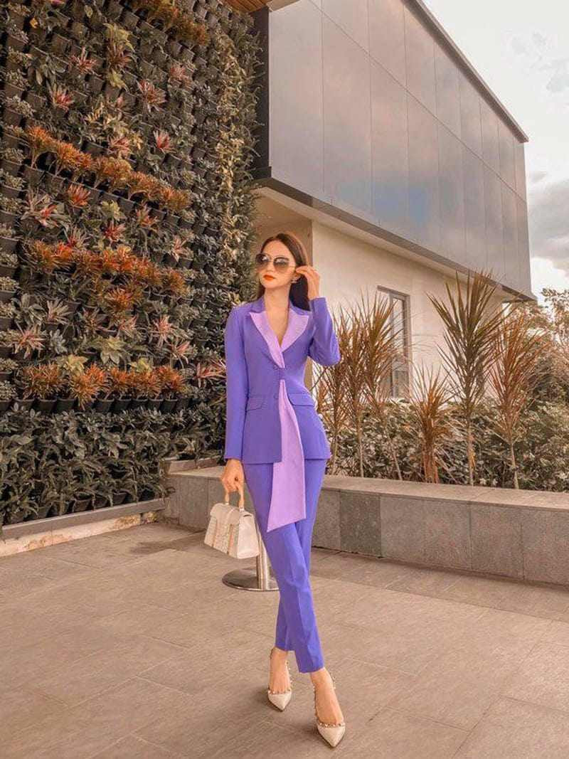 Với bộ suit tím lịm tìm sim, Hương Giang khéo léo kết hợp cùng giày và túi trắng để cân bằng tổng thể.