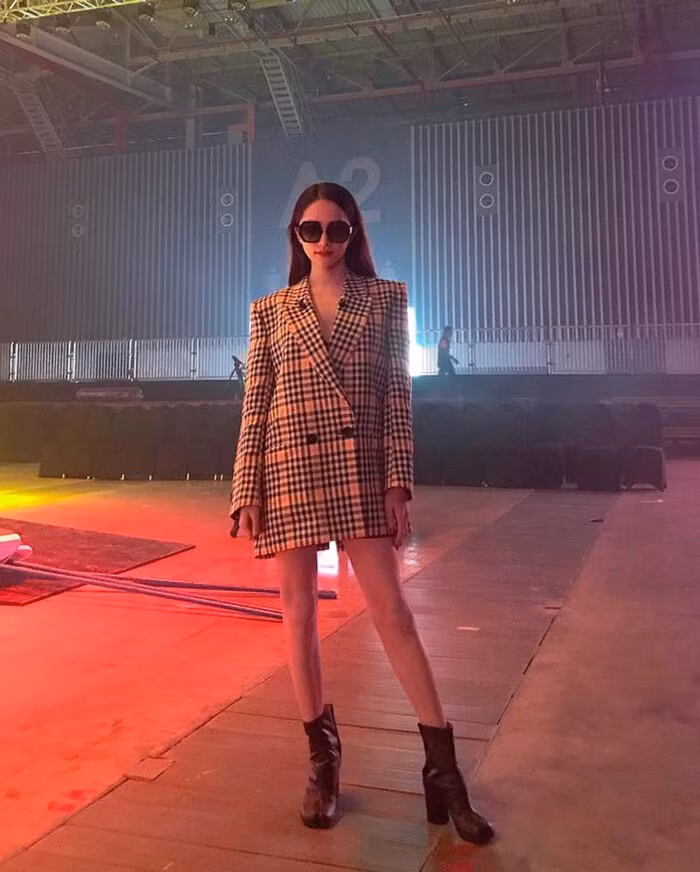 Đôi chân dài nuột nà được khoe ra hết mức trong mẫu áo vest phom rộng. Ảnh: Internet.