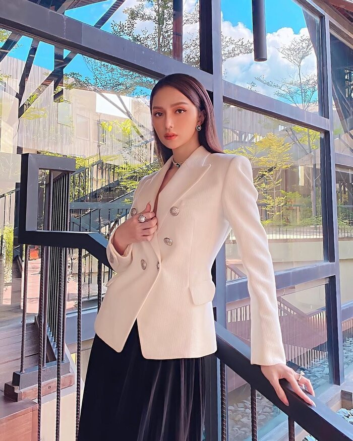 Để không xảy ra sự cố khi chụp ảnh, Hương Giang khéo léo dùng tay cố định cổ áo vest.