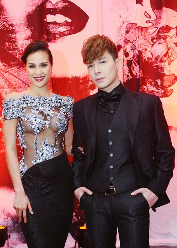 MC Phương Mai đã diện váy dạ hội xuyên thấu sử dụng chất liệu ren, đính kế hạt cườm lộ rõ "vòng 1" của chân dài. Vì mặc quá phản cảm, cô đã bị Cục Nghệ thuật biểu diễn yêu cầu Sở Văn hóa, Thể thao và Du lịch Đà Nẵng lập hội đồng xem xét xử phạt.