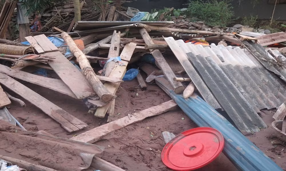 Nha sap, chan tay con lo loet sau lu, nuoc mat me chay dai