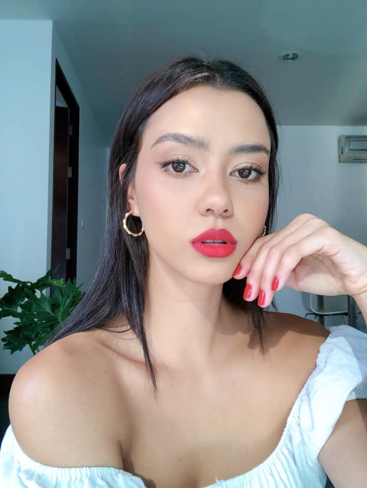 Nhờ lợi thế hình thể, Amanda Obdam luôn tự tin chọn các trang phục hở bạo.