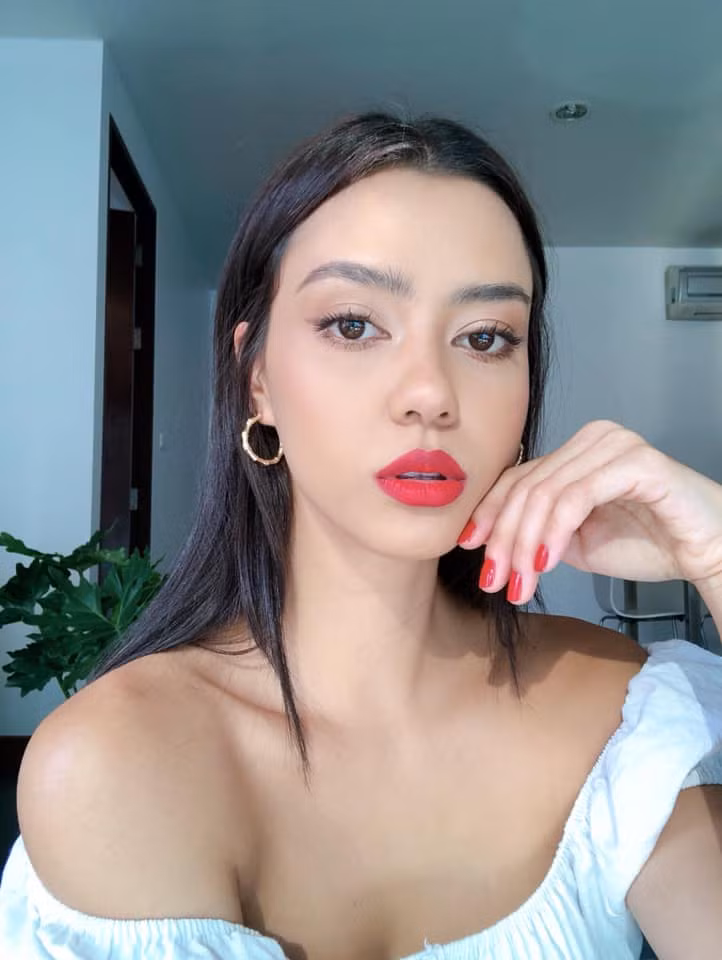 Nhờ lợi thế hình thể, Amanda Obdam luôn tự tin chọn các trang phục hở bạo.