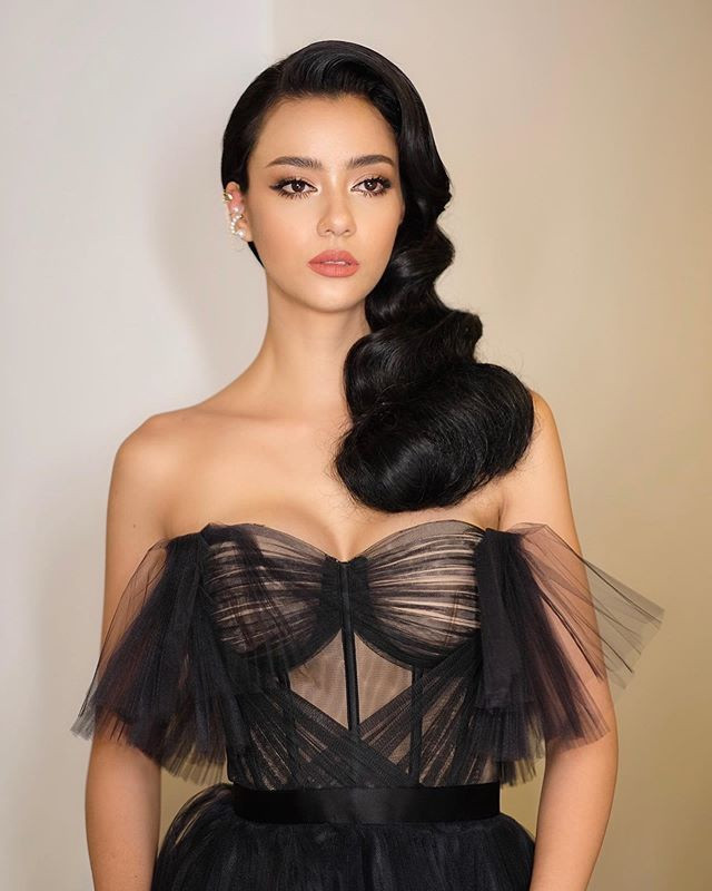 Người đẹp 27 tuổi gợi cảm với váy xuyên thấu cúp ngực.