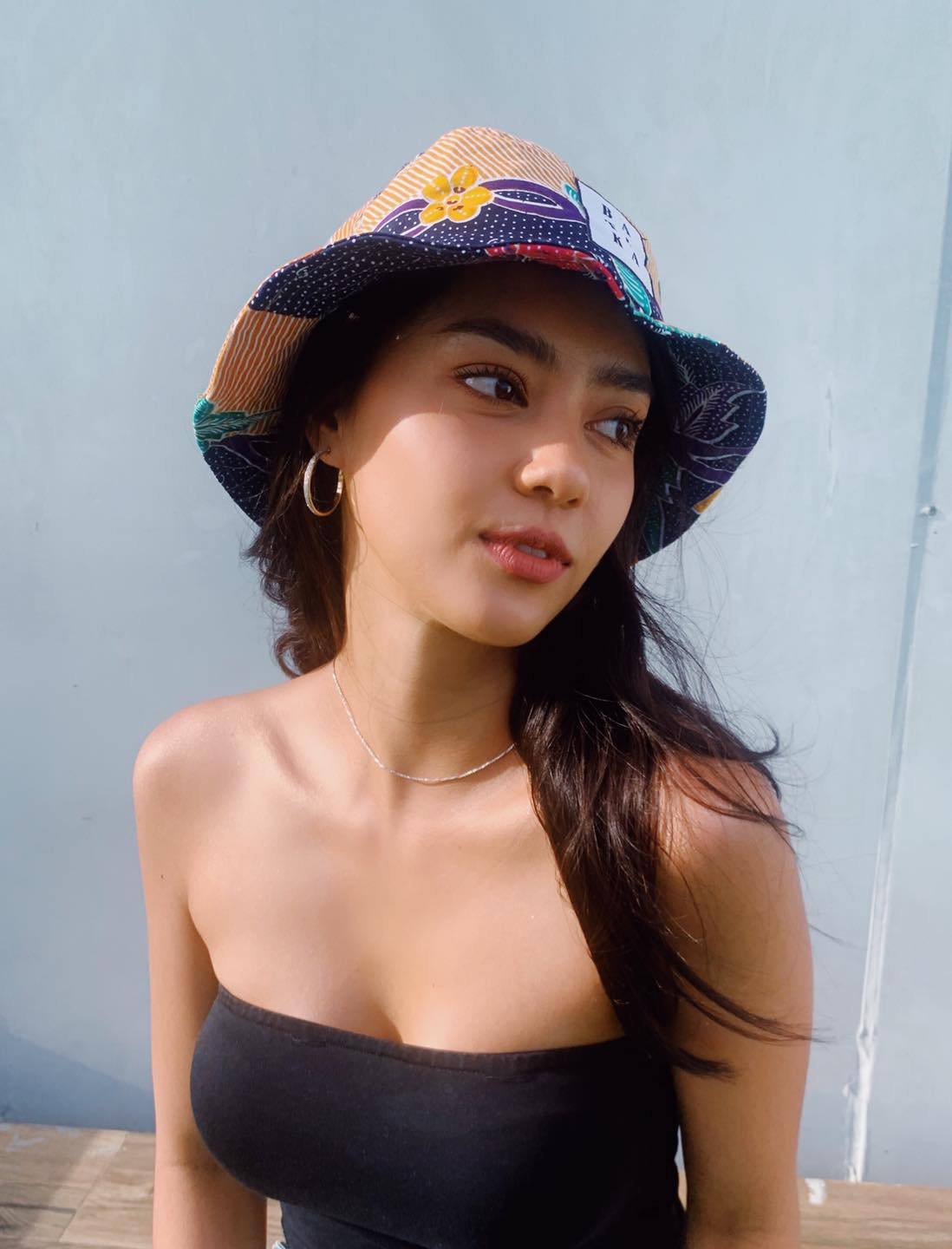 Chiếc áo quây giúp người đẹp Thái khoe vòng một đầy đặn, sexy.