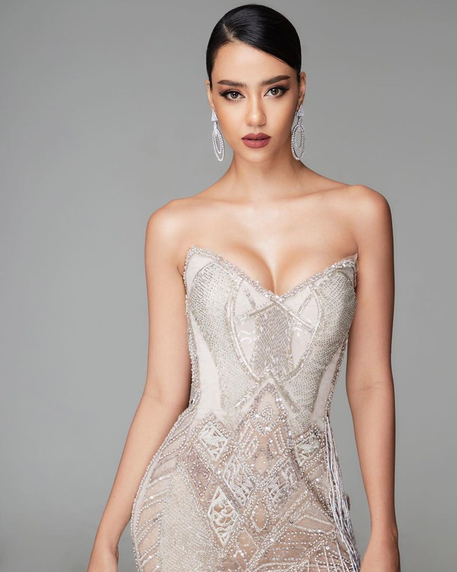 Amanda Obdam thường xuyên diện trang phục ôm sát tôn vóc dáng nóng bỏng.