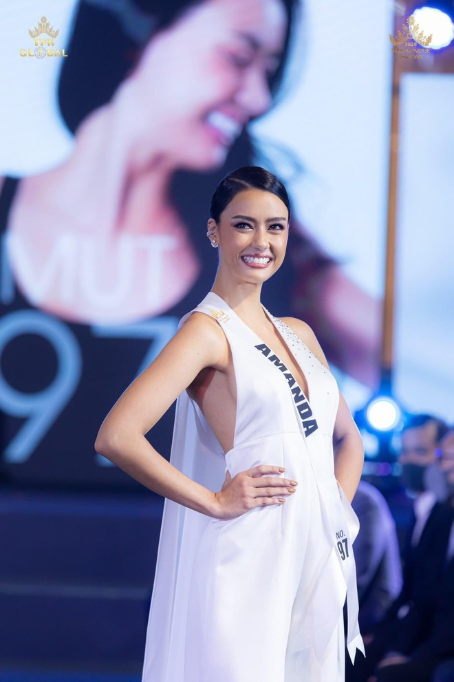 Theo Angelopedia, Amanda Obdam có kinh nghiệm làm người mẫu từ năm 2011, từng hợp tác với nhiều nhãn hàng lớn.