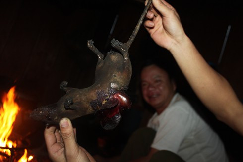 Chuột núi được thui trên than hồng cho da chuột vàng rộm, mới đem dao mổ bỏ phần ruột, chỉ giữ lại lá gan. Sau đó, những gia vị cần thiết được chế biến rất tỉ mỉ từ rau mùi, rau răm, thảo dược, đậu xanh... được giã nhuyễn và nhồi vào phía trong con chuột giống như đầu bếp nhồi thịt vào trong quả mướp đắng.