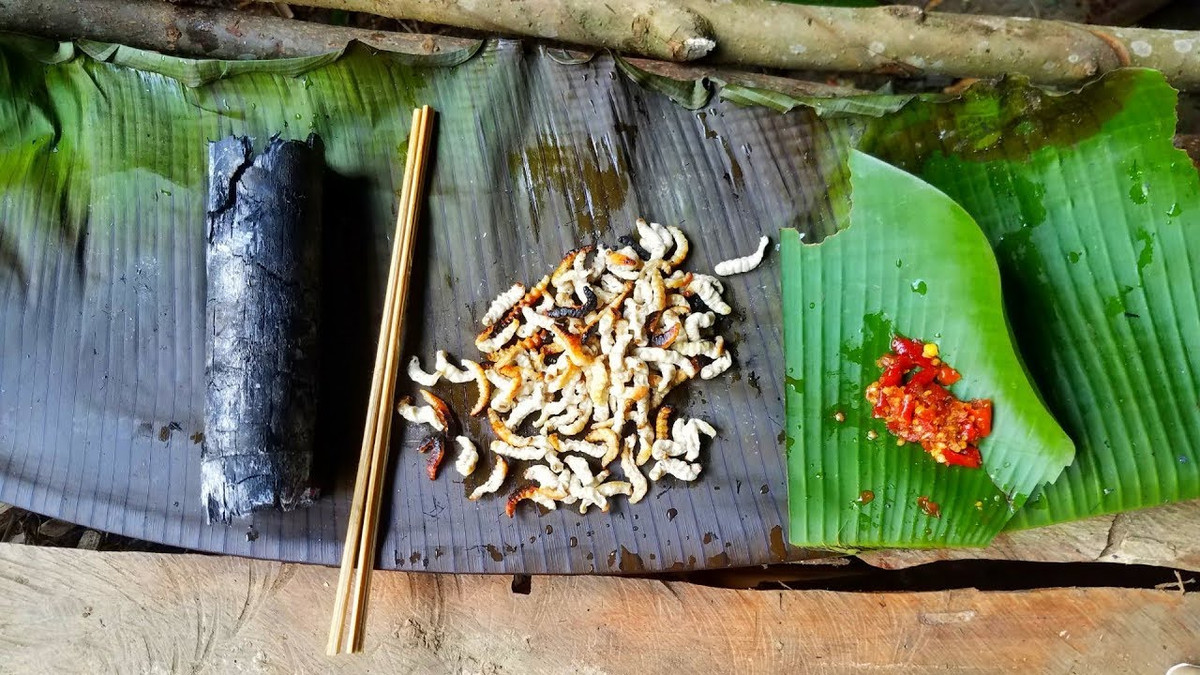 Sâu tre nướng là một đặc sản độc lạ của Tây Bắc nổi tiếng ngon và hiếm; người có tiền chưa chắc đã mua được. Sâu tre có hàm lượng đạm cao; giàu dinh dưỡng, rất tốt cho sức khỏe.