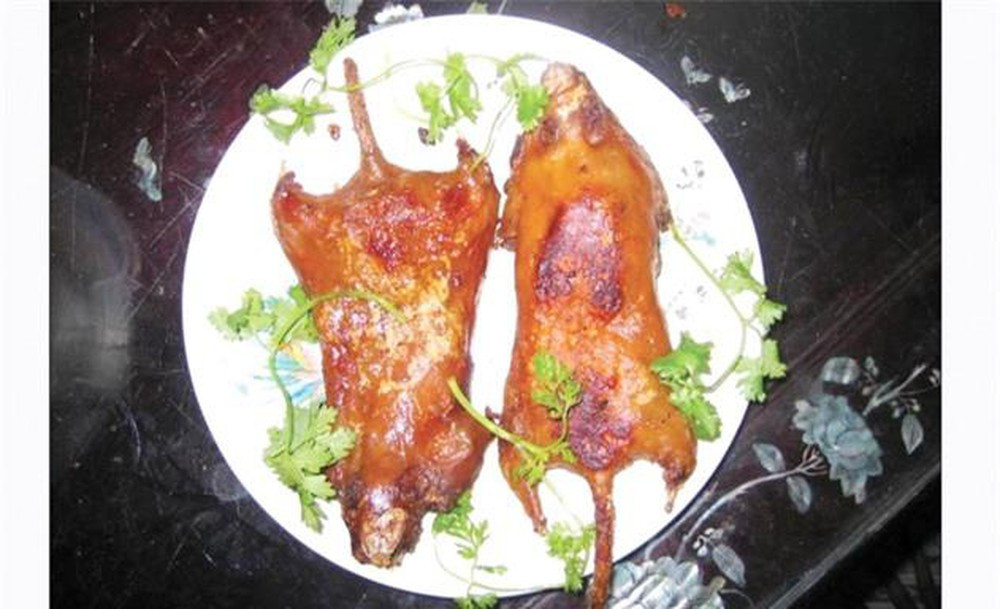 Chuột được thui một lần nữa cho ra mỡ, sau đó mới đưa vào một nồi đất để đồ xôi, và người dân tộc Thái gọi đó là "xôi chuột". Món xôi này cũng giống như xôi chim, tuy có phần lạ nhưng rất ngon và không đem lại cảm giác ngấy.