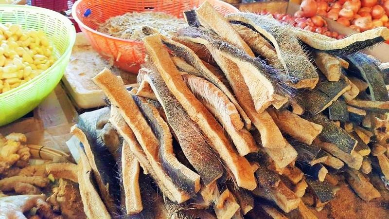 Da trâu thối: Món này còn có tên gọi khác là "năng min", một đặc sản của dân tộc Thái. Da của con trâu được cắt và lọc ra, còn giữ nguyên phần lông. Sau đó, người ta sẽ cho vào cuốn lá chuối, ủ trong khoảng hai ngày. Mùa hè với thời tiết nóng là điều kiện thuận lợi nhất để chế biến món này, vì nhiệt độ cao sẽ làm cho da trâu nhanh "thối" hơn. Khi mùa đông đến, người ta phải ủ thêm nhiều ngày hơn mới có thể chế biến. Ảnh: Internet.