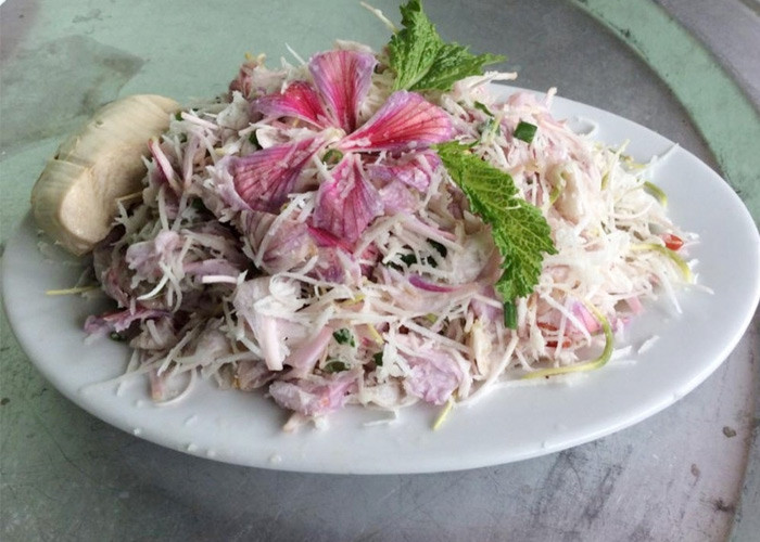 Ngoài hai nguyên liệu chính là hoa ban và măng thì món ăn này còn có thịt cá suối nướng tạo nên hương vị đặc trưng của núi rừng Tây Bắc. Khi thưởng thức món măng nộm hoa ban; du khách sẽ cảm nhận được sự hòa quyện của nhiều hương vị: chua, cay; mặn, ngọt, đắng, bùi mà không phải món ăn nào cũng có được.