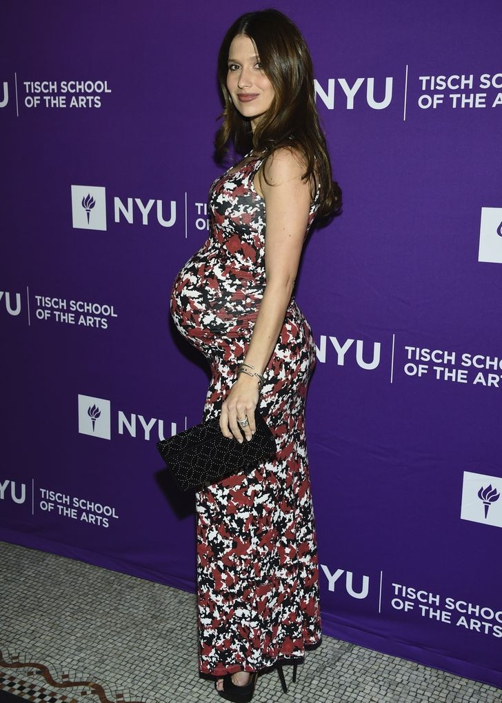 Nữ hoàng yoga Hilaria Baldwin khoe dáng thon gọn váy ôm và giày cao gót dù bụng bầu vượt mặt ở những tháng cuối thai kỳ.