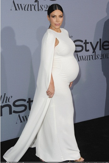 Loạt trang phục ôm sát, cắt xẻ gợi cảm cùng giày cao gót luôn là combo thời trang bầu sexy được người đẹp Kim Kardashian yêu thích.