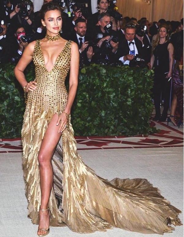 Người mẫu thu hút sự chú ý khi mặc đầm ánh kim xẻ ngực sâu ngút ngàn.