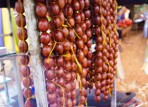 Tùng lò mò hay còn gọi là lạp xưởng bò là món ăn của người Chăm ở An Giang. Tung lò mò được làm từ thịt bò nạc tẩm ướp gia vị kỹ càng, khi ăn có thể nướng hoặc chiên rồi ăn kèm theo rau sống, chuối chát và chấm muối tiêu vắt chanh thì sẽ cảm nhận được hương vị độc đáo.