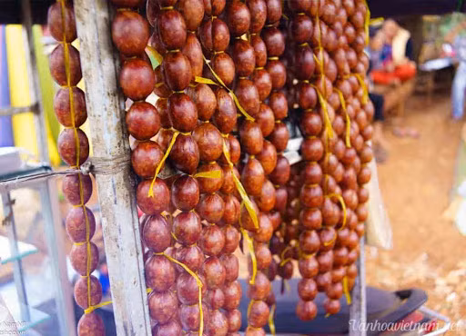 Tùng lò mò hay còn gọi là lạp xưởng bò là món ăn của người Chăm ở An Giang. Tung lò mò được làm từ thịt bò nạc tẩm ướp gia vị kỹ càng, khi ăn có thể nướng hoặc chiên rồi ăn kèm theo rau sống, chuối chát và chấm muối tiêu vắt chanh thì sẽ cảm nhận được hương vị độc đáo.