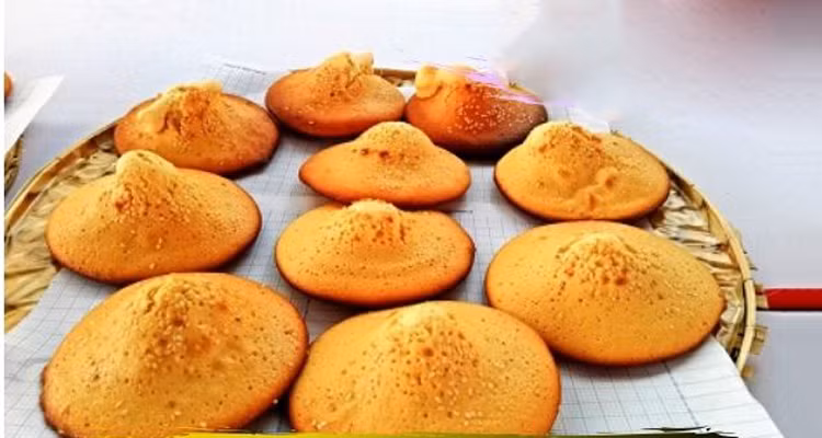 Bánh Chăm hay còn có tên gọi khác là bánh ha nàm căn, cũng được coi là một trong những món ăn vặt nổi tiếng và độc đáo nhất ở An Giang. Bánh có hình dáng bên ngoài giống như một chiếc nón. Bánh này có xuất xứ từ người dân tộc Chăm ở xứ Bảy Núi. Món bánh ăn vặt này cũng được làm từ những nguyên liệu đơn giản, dễ kiếm như bột mì, đường thốt nốt và trứng vịt.