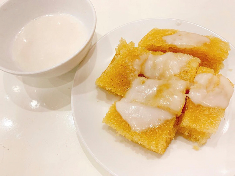 Quy trình làm bánh bò thốt nốt cũng khá là phức tạp và công phu. Để làm ra được một chiếc bánh ngon thì gồm những công đoạn là ngâm gạo, xay bột, bồng bột, pha bột và đường rồi cuối cùng mới là đem đi hấp bánh. Bánh bò thốt nốt khi đã được hấp chín sẽ dậy mùi thơm nức mũi, bột bánh nở to căng mềm trông rất đẹp mắt.