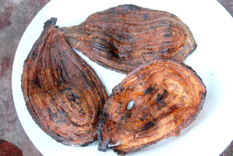 Khô rắn nướng không chỉ là món ăn đặc sản nổi tiếng thơm ngon mà còn là thức quà theo người dân xứ miệt An Giang đi khắp mọi miền đất nước. Khô rắn rắn nước, rắn bông súng, ri voi, ri cá,… đem làm sạch rồi phơi khô. Khi ăn thì đem nướng trên lửa than rồi ăn kèm với dưa leo, xoài sống, cóc non và chấm với tương ớt.