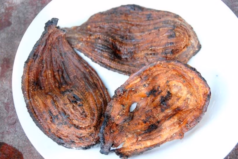 Khô rắn nướng không chỉ là món ăn đặc sản nổi tiếng thơm ngon mà còn là thức quà theo người dân xứ miệt An Giang đi khắp mọi miền đất nước. Khô rắn rắn nước, rắn bông súng, ri voi, ri cá,… đem làm sạch rồi phơi khô. Khi ăn thì đem nướng trên lửa than rồi ăn kèm với dưa leo, xoài sống, cóc non và chấm với tương ớt.