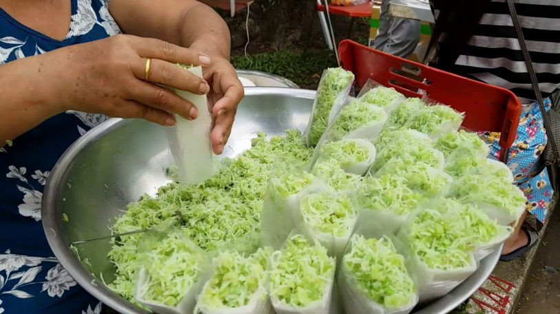 Cốm dẹp: Khi ăn, chỉ cần có cốm dẹp và cơm dừa rám nạo nhuyễn, cho một ít đường cát hoặc đường thốt nốt, một chút nước dừa tươi lên trộn đều, để chừng một giờ để cốm dẻo là có thể ăn được. Ảnh: Internet.