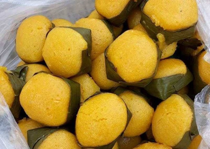 Bánh bò thốt nốt có thể được xem là món quà vặt nổi tiếng của An Giang. Bánh bò được làm từ đường của cây thốt nốt nên có vị ngọt không gắt và có màu vàng ươm đẹp mắt. Bánh bò thốt nốt có 2 loại là bánh bò khô và bánh bò ăn kèm với nước dừa. Ở Châu Đốc và Tân Châu là hai nơi bán nhiều bánh bò thốt nốt.