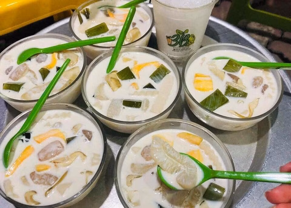 Chè thốt nốt: Đây là món ăn cực kì phổ biến ở An Giang nói chung và Châu Đốc nói riêng. Các bạn có thể bắt gặp những gánh chè vàng ươm và thơm nức ở ven đường hay trong chợ Châu Đốc. Chè thốt nốt là hỗn hợp đường thốt nốt nấu tan để lấy vị ngọt, đem khuấy cùng nước cốt dừa rồi cho cùi thốt nốt vào. Chè ăn kèm với thạch dừa và cho đá vụn vào thì không có gì tuyệt vời bằng.