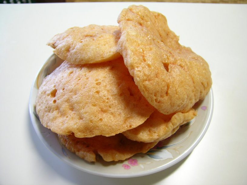 Bánh phồng cá linh: Bánh phồng thì quen thuộc với bất kỳ tín đồ ẩm thực nào rồi nhưng bánh phồng cá linh thì chưa chắc ai cũng có cơ hội thưởng thức. Bánh phồng cá linh là một đặc sản nổi tiếng tại An Giang chỉ xuất hiện vào mùa nước nổi khi cá linh theo con nước về đầy đồng.