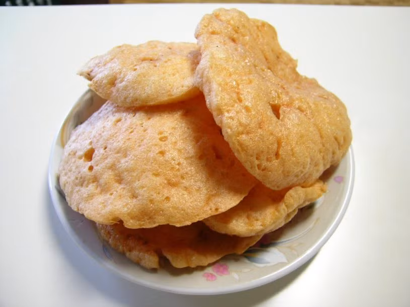 Bánh phồng cá linh: Bánh phồng thì quen thuộc với bất kỳ tín đồ ẩm thực nào rồi nhưng bánh phồng cá linh thì chưa chắc ai cũng có cơ hội thưởng thức. Bánh phồng cá linh là một đặc sản nổi tiếng tại An Giang chỉ xuất hiện vào mùa nước nổi khi cá linh theo con nước về đầy đồng.