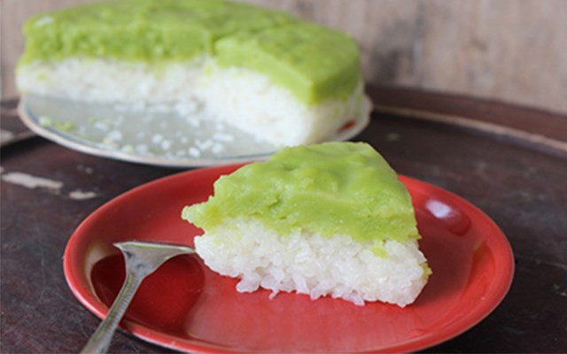 Xôi xiêm Châu Đốc: Xôi xiêm là món ăn du nhập từ Thái Lan vào miền Tây Nam Bộ. Món xôi có vị ngọt, béo ngậy, mùi thơm rất lạ nên được rất nhiều người ưa chuộng, trở thành đặc sản của vùng đất này.