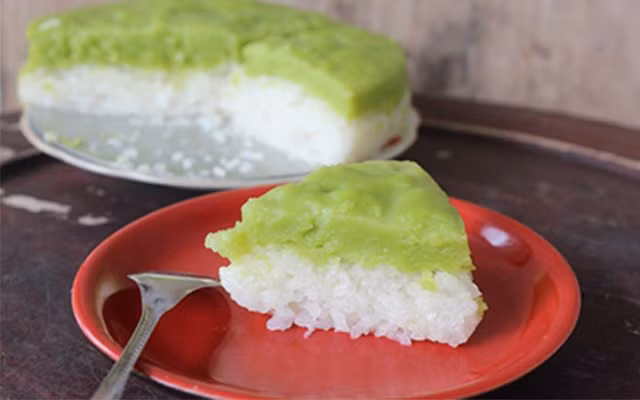 Xôi xiêm Châu Đốc: Xôi xiêm là món ăn du nhập từ Thái Lan vào miền Tây Nam Bộ. Món xôi có vị ngọt, béo ngậy, mùi thơm rất lạ nên được rất nhiều người ưa chuộng, trở thành đặc sản của vùng đất này.