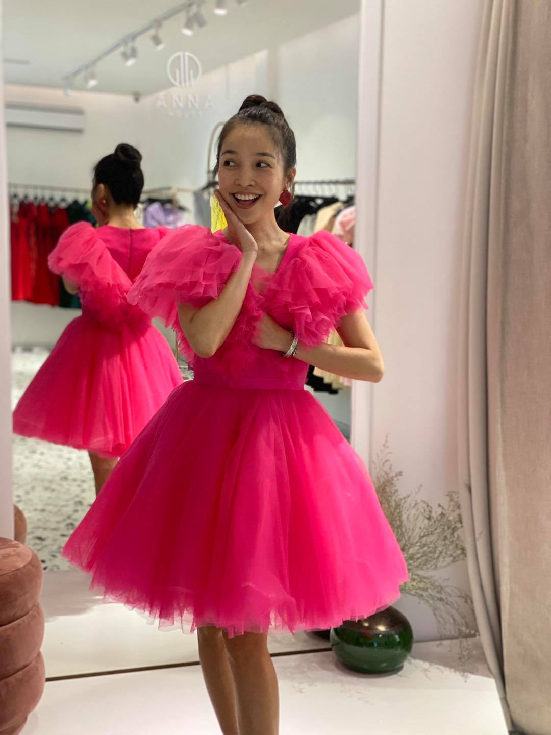 Giọng ca “Nhật ký của mẹ” sử dụng xà lách, lá tía tô, rau dăm, rau húng, lá quế, đậu hũ và giá đỗ cho món gỏi cuốn chay của mình. Món ăn này được cô dùng kèm với nước tương tự làm. Thành phần của nước tương là bơ đậu phộng, tương đen phi với tỏi và dầu thực vật.