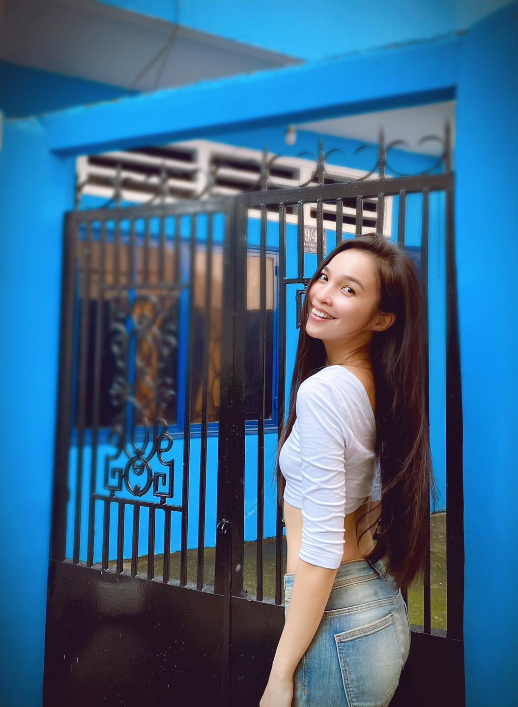 Sau khi ăn rau trộn, Hiền Thục tiếp tục ăn gỏi cuốn chay. Theo nữ ca sĩ, mỗi bữa cô thường ăn khoảng 3 cái gỏi cuốn chay.