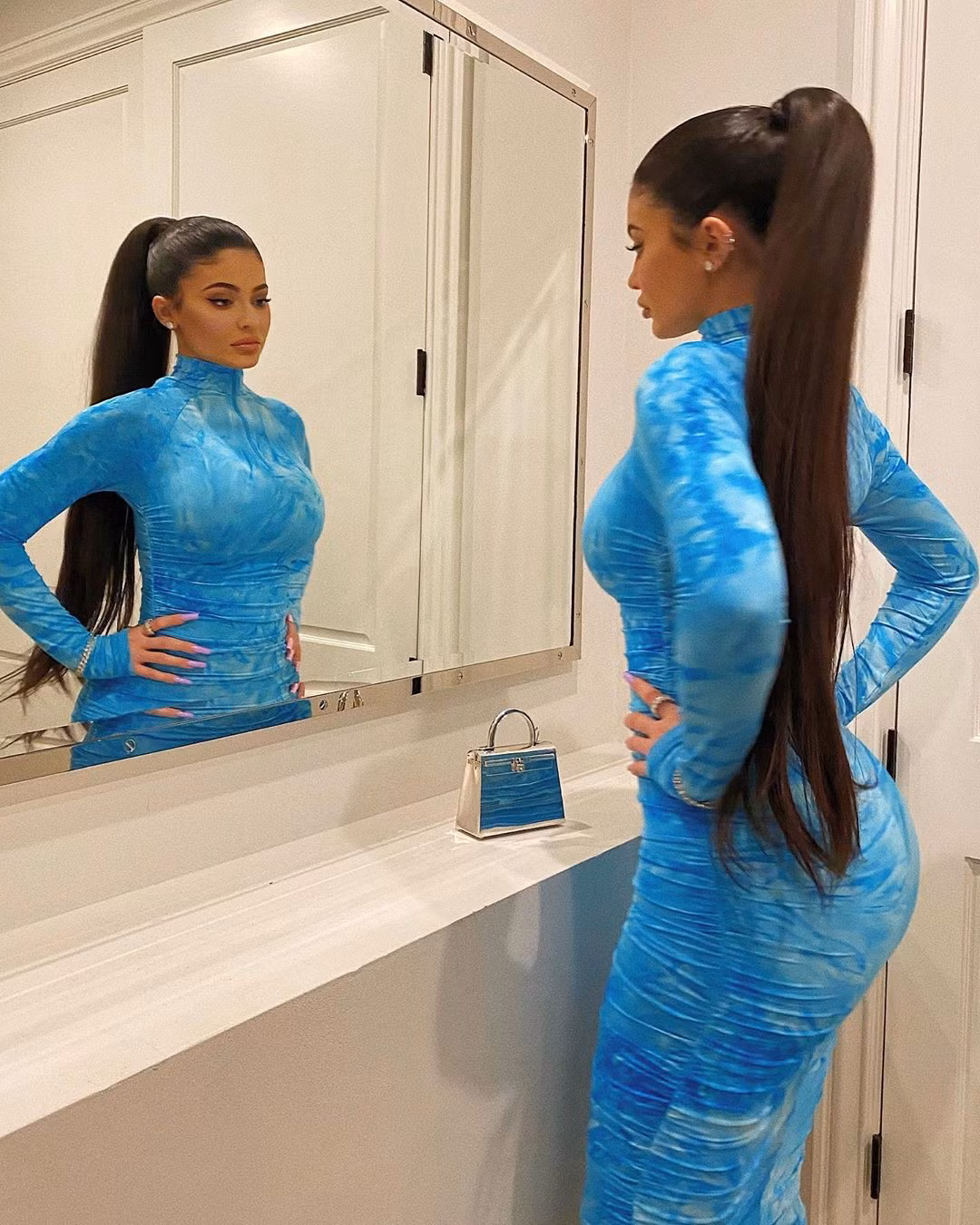 Không chỉ giỏi kinh doanh, cô em út nhà Kardashian còn gây chú ý khi sở hữu gu thời trang vô cùng nóng bỏng và quyến rũ. Cô nàng thường xuyên khoe hình thể với những trang phục bó sát đến “nghẹt thở”.