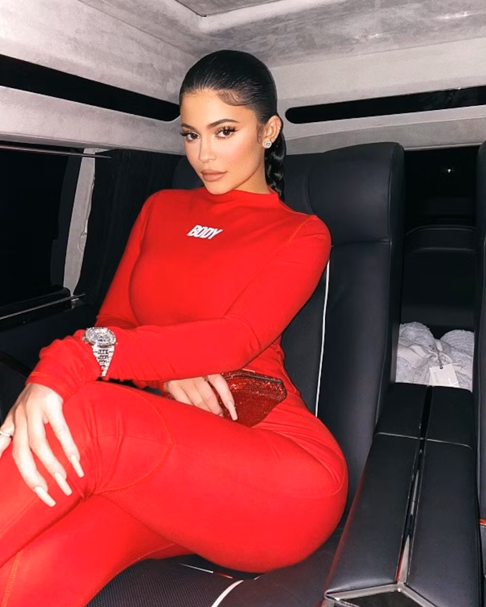 Những thiết kế váy ôm sát sẽ vẫn hợp với thân hình đầy đặn nếu bạn biết cách mix đồ và hạn chế phụ kiện đi kèm.