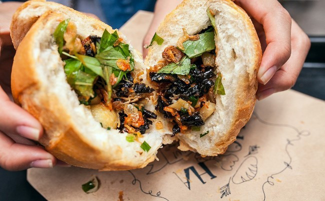 Bánh mì bánh tráng trộn: Bánh mì và bánh tráng trộn là hai món ăn quen thuộc với nhiều tín đồ ẩm thực Sài Gòn. Sự kết hợp giữa hai món ăn này đã tạo nên phiên bản bánh mì độc lạ hấp dẫn, đáng thử khi tới thành phố này. Lớp bánh mì giòn rụm, kẹp bên trong là phần nhân khô bò, chả bò, rau răm, trứng cút, mỡ hành, tép khô… thơm ngon.