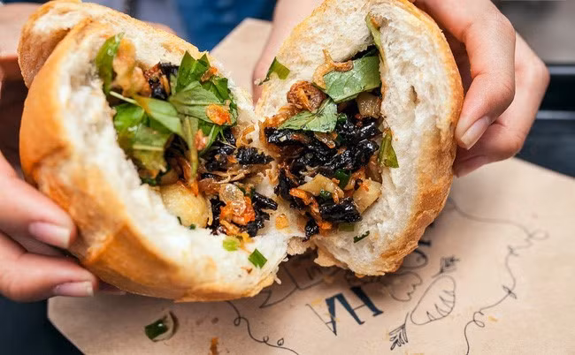 Bánh mì bánh tráng trộn: Bánh mì và bánh tráng trộn là hai món ăn quen thuộc với nhiều tín đồ ẩm thực Sài Gòn. Sự kết hợp giữa hai món ăn này đã tạo nên phiên bản bánh mì độc lạ hấp dẫn, đáng thử khi tới thành phố này. Lớp bánh mì giòn rụm, kẹp bên trong là phần nhân khô bò, chả bò, rau răm, trứng cút, mỡ hành, tép khô… thơm ngon.