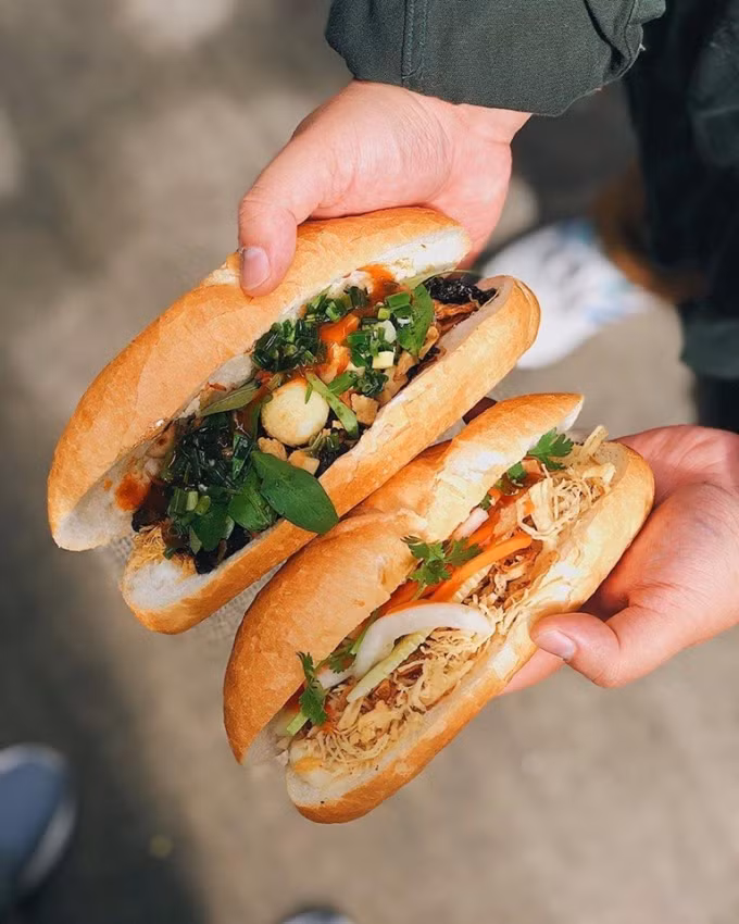 Bánh mì bánh tráng trộn mang hương vị vừa quen, vừa lạ miệng. Vị thơm, béo ngậy từ phần nhân bánh tráng, phần vỏ bánh mì giòn tan đặc trưng của bánh mì.