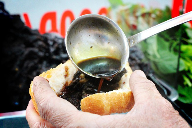 Do phần nhân là khô bò đen nên các nguyên liệu đi kèm cũng khác hẳn so với các loại bánh mì thông thường. Ngoài khô bò thì ổ bánh mì còn được cho kèm rau răm, đậu phộng, tương ớt, nước sốt... Do đó, khi cắn thử ổ bánh mì thì bạn sẽ cảm nhận ngay hương vị lạ miệng rất độc đáo Ảnh: Internet.