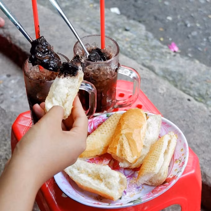 Bánh mì ca cao: Sự kết hợp độc đáo giữa bánh mì và ca cao đã tạo nên món bánh mì “cực phẩm”, thu hút nhiều tín đồ ẩm thực Sài Gòn. Ca cao sử dụng trong món này làm từ ca cao kẹo, nguyên chất hơn dạng bột, thơm ngon và béo ngậy.