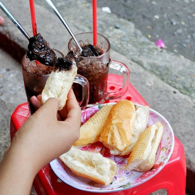 Bánh mì ca cao: Sự kết hợp độc đáo giữa bánh mì và ca cao đã tạo nên món bánh mì “cực phẩm”, thu hút nhiều tín đồ ẩm thực Sài Gòn. Ca cao sử dụng trong món này làm từ ca cao kẹo, nguyên chất hơn dạng bột, thơm ngon và béo ngậy.