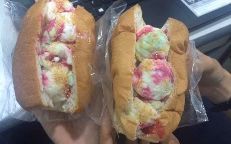 Bánh mì kẹp kem: Bánh mì kẹp kem với vị mát lạnh của kem, mềm của vỏ bánh mì, có chút vị bùi và ngọt, rất thu hút thực khách đặc biệt là các bạn trẻ.
