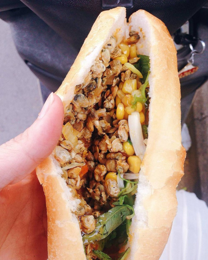 Bánh mì hến: Đến Sài Gòn, thực khách có cơ hội nếm thử hương vị thơm ngon của bánh mì hến. Điểm hấp dẫn cho món bánh mì này là ở phần nhân hến xào tẩm ướp gia vị thơm ngon, đậm đà. Hến xào cùng bơ, hành, tỏi, sốt me, dầu hào… đem đến mùi thơm nức mũi.
