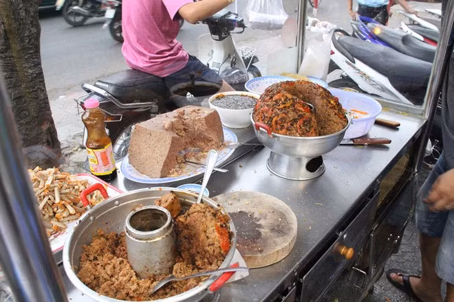 Với hương vị lạ miệng lại được làm từ cá tươi nên quầy bán bánh mì cá bạc má này luôn đông khách suốt 30 năm qua. Một ổ bánh mì hoàn thiện sẽ có nhân cá, đồ chua, dưa leo, rau thơm, ớt, nước sốt, sa tế cay... Những bữa ngán bánh mì thịt, bánh mì trứng thì bánh mì nhân cá bạc má là lựa chọn lý tưởng.