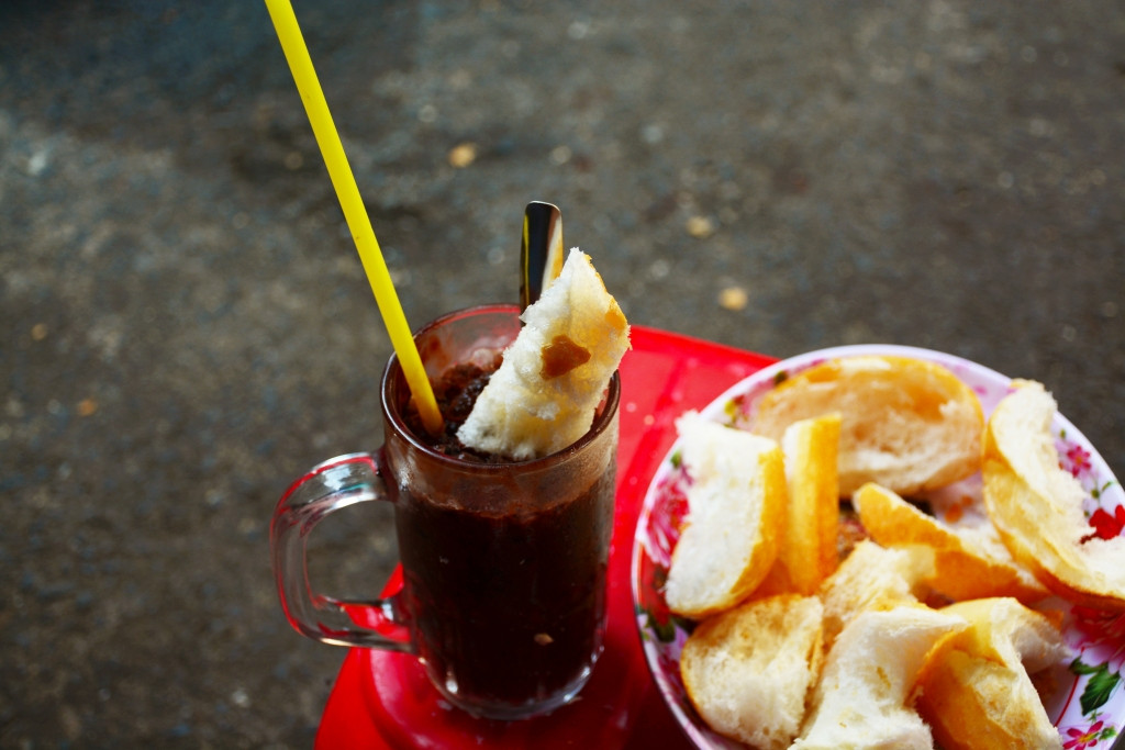 Khi ăn, chấm miếng bánh mì vào cốc ca cao đặc quánh, sánh mịn sẽ cảm nhận hương vị ngọt ngào, đan xen chút vị đăng đắng. Hương vị thơm ngon, hấp dẫn của món bánh mì ca cao gây thương nhớ và khiến người ta “trót yêu” khi gợi nhắc về tuổi thơ xưa cũ.