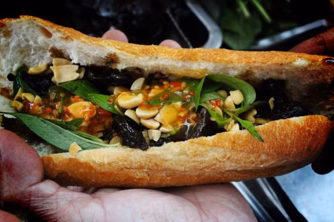 Bánh mì khô bò đen là một biến tấu rất đặc biệt của bánh mì Sài Gòn và có lẽ rất nhiều bạn chưa từng thưởng thức món bánh mì lạ mắt này. Tuy nhiên, ở Sài Gòn có hẳn một xe bánh mì khô bò đen hơn 30 năm tuổi lại cực đắt khách mỗi ngày.