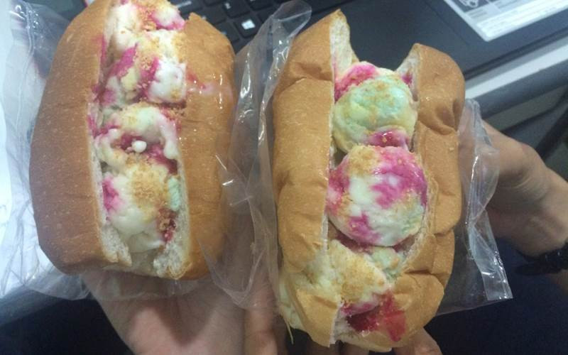 Bánh mì kẹp kem: Bánh mì kẹp kem với vị mát lạnh của kem, mềm của vỏ bánh mì, có chút vị bùi và ngọt, rất thu hút thực khách đặc biệt là các bạn trẻ.