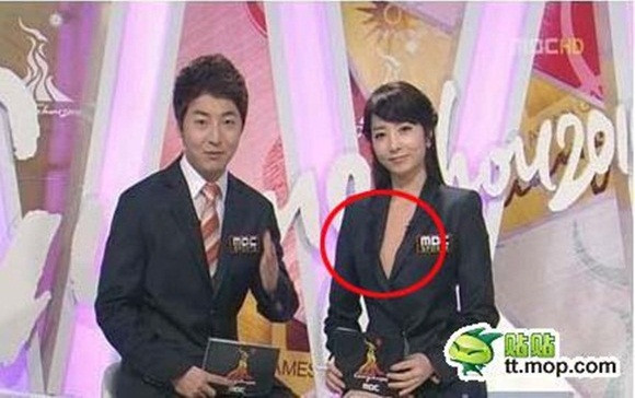 Một nữ MC Hàn Quốc khác lại mặc áo vest khoe ngực trần mà không có áo lót, nhưng vẫn hoàn toàn thản nhiên xuất hiện bên cạnh MC nam của chương trình.