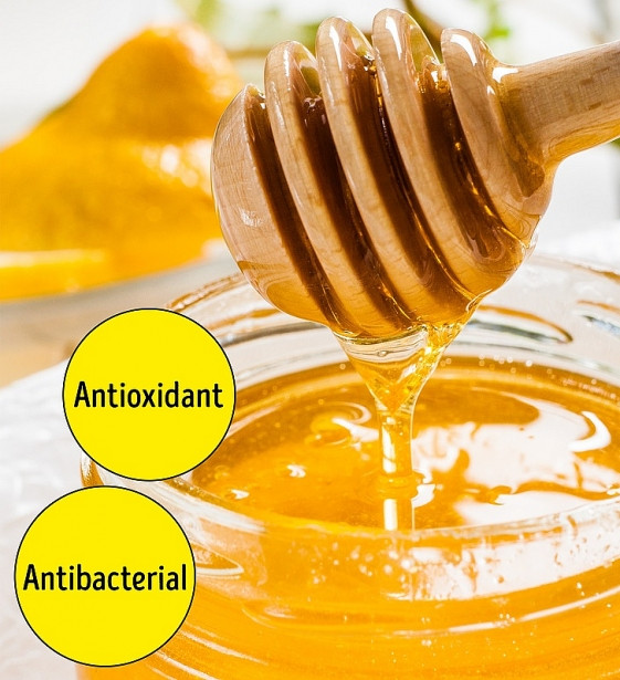 6. Mật ong có chứa chất kháng khuẩn, chất chống oxy hóa và chất giữ ẩm tự nhiên, tốt cho da. Mặc dù thường được sử dụng trong các loại mặt nạ tự làm và bôi tại chỗ để giảm viêm, điều trị mụn và giữ ẩm cho da khô, ăn mật ong cũng là một ý tưởng hay, bạn có thể thay thế các loại kẹo khác.